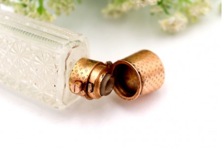 Frasco de perfume em vidro com tampa em ouro